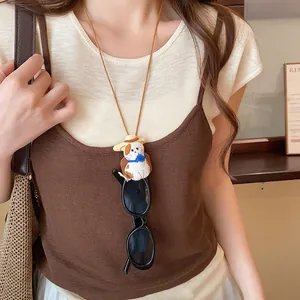 Collier pendentif chat en tissu mignon utilisé comme porte-lunettes de soleil élégant.
