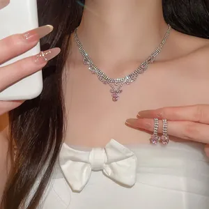 Elegante close-up van een fonkelende roze zirkoon halsketting en bijpassende oorbellen set