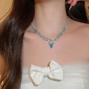 Detailweergave van zilveren ketting met blauwe druppelzirkon en sprankelende details