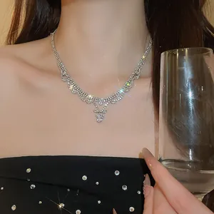 Elegante close-up van een luxe fonkelende zirkoon ketting met waterdruppel hanger