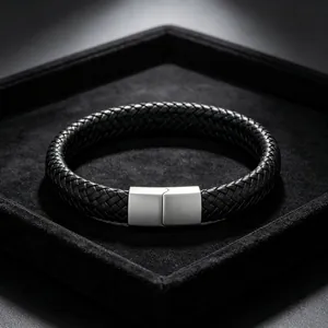 Gedetailleerd overzicht van de gevlochten zwarte leerstructuur en stalen magneetsluiting