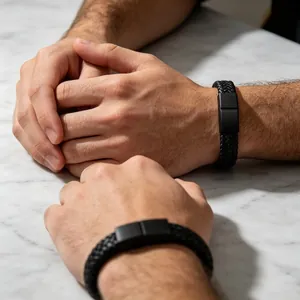 Detailopname heren gevlochten leren armband zwart met matte magneetsluiting om de pols