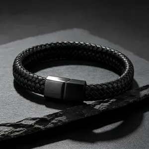 Gedetailleerde weergave van een gevlochten leren armband met een magnetische sluiting.