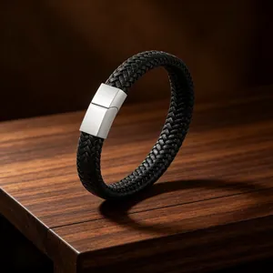 Detailopname van een herenarmband van zwart gevlochten leer met magneetsluiting
