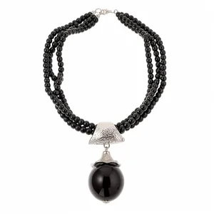 Collier multi-rangs élégant en perles noires avec grand pendentif argenté et sphère