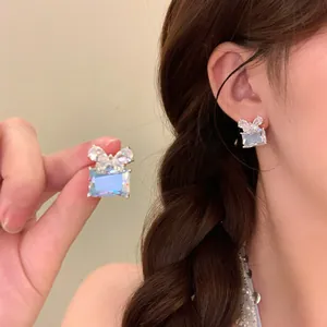 Boucles d'oreilles géométriques carrées à nœud papillon en zircon avec gemme bleue