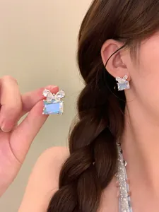 Boucles d'oreilles élégantes avec nœud en zircon et pierres bleues scintillantes