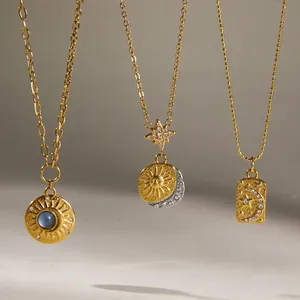 Detailansicht goldener Himmelskörper-Halsketten mit Sonnenmotiven und Strasssteinen