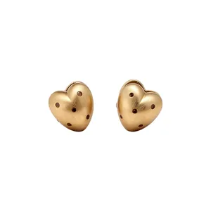 Eleganti orecchini a cuore in oro spazzolato con accenti a pois per donna moderna