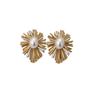 Elegante 18 Karat zweifarbige Sonnenblumen-Ohrstecker mit einer edlen ovalen Perle