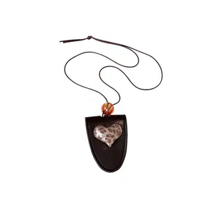 Handgefertigte braune Leder-Brillenclip-Halskette mit Leopardenherz und orangefarbener Perle