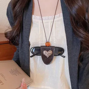 Braune Brillenhalter-Kette aus Leder mit Leoparden-Herz als Sonnenbrillen-Zubehör