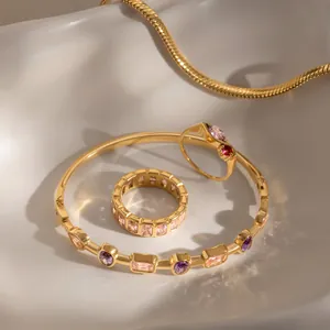 Detalle de conjunto de joyas bañadas en oro de 18k con circonitas en bandeja blanca