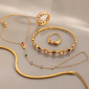 Detalle de un conjunto de joyas de acero inoxidable chapado en oro de 18k con circonitas
