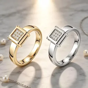 Primo piano di anelli in acciaio inossidabile oro e argento con cristalli quadrati