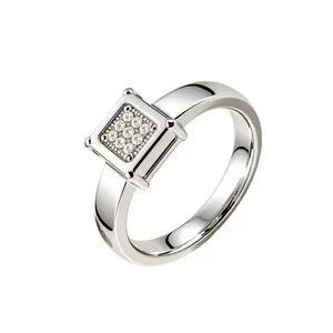 Dettaglio di un anello in acciaio inossidabile con pavé di cristalli quadrati