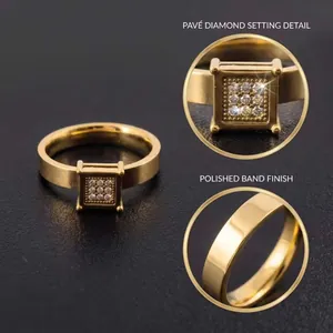Dettaglio macro dell'anello in acciaio inossidabile dorato con pavé e fascia lucida