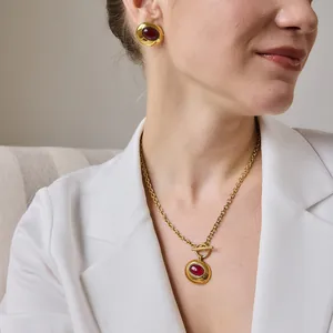 Elegantes vintage vergoldetes Halsketten und Ohrring-Set mit tiefroten Harzsteinen