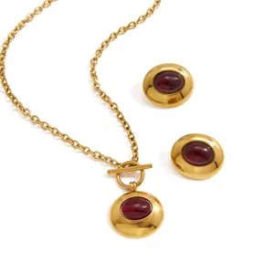 Elegantes Set aus vergoldeter Titanstahl-Halskette und Kunstharz-Cabochon-Ohrringen für Damen