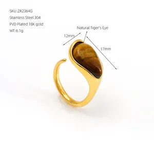 Detailansicht eines vergoldeten Edelstahl-Ringes mit einem tropfenförmigen Tigerauge