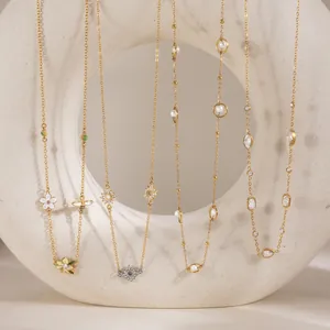 Vue détaillée élégante de colliers en acier inoxydable plaqués or 18 carats avec pendentifs.