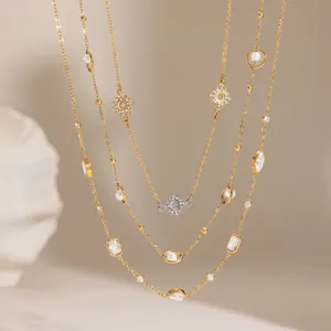 Détail du collier multi-rangs plaqué or 18K avec perles et étoiles élégantes