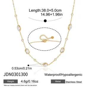 Vue détaillée du collier en acier inoxydable plaqué or 18 carats avec dimensions