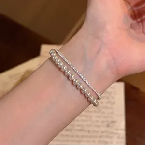 Detailansicht eines eleganten zweilagigen Perlenarmbands mit funkelnden Kristallen