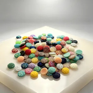 Dettaglio macro di strass colorati in resina druzy tondi con texture glitterata