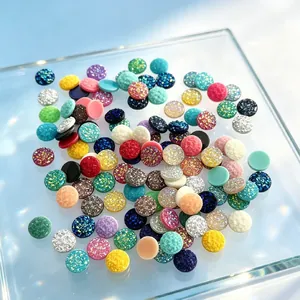 Assortimento di cabochon in resina druzy colorati con texture opache e brillanti