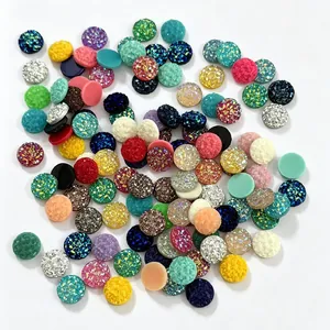 Cabochon tondi in resina druzy colorati con texture minerale scintillante e retro piatto