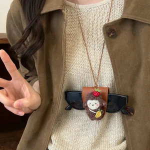Primer plano de collar clip magnético para gafas con diseño de oveja y fresa