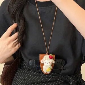 Detalle del collar con clip magnético para gafas de oveja que sujeta gafas sobre una modelo