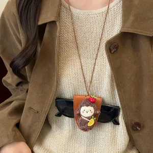 Vista detallada de un collar portagafas magnético con diseño de oveja y fresa lindo