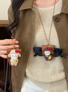 Collar con clip magnético para gafas de sol con diseño de oveja y una fresa roja