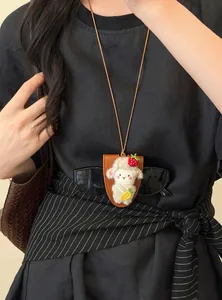 Collar portagafas magnético de oveja de peluche con detalle de fresa puesto en modelo