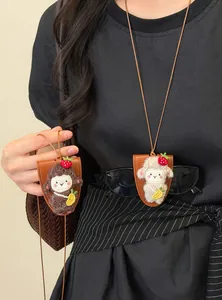 Vista detallada del collar magnético con forma de cordero para gafas en una modelo