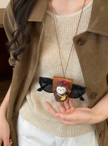 Detalle del collar magnético porta gafas con ovejita linda sobre un suéter