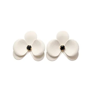 Elegante weiße Blumen-Ohrstecker mit schwarzem Edelstein im Vintage-Stil für Frauen