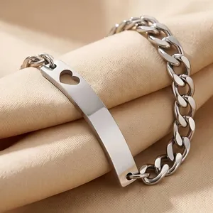 Detalle de pulsera de cadena cubana de acero de titanio con placa de corazón