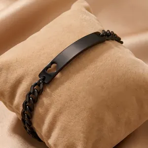 Detalle de la pulsera de cadena cubana de acero negro con diseño de corazón calado