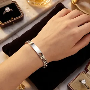 Vista detallada de la pulsera de cadena de acero titanio con placa de corazón