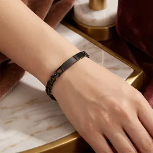 Vista detallada de la pulsera de cadena cubana negra con placa de corazón recortada