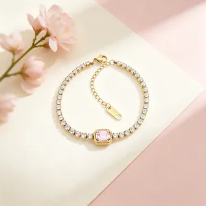 Dettaglio del bracciale tennis placcato oro con gemma rosa quadrata e pietre di zircone