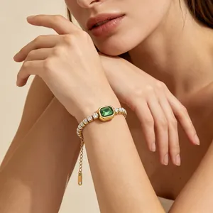 Elegante bracciale tennis placcato in oro con una splendida gemma verde con taglio a smeraldo.