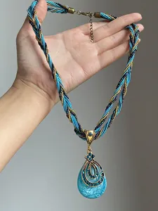 Collier bohème à cordon tressé avec pendentif goutte turquoise et détails brillants