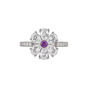 Eleganter silberner Blumenring mit Zirkonia-Blütenblättern und funkelndem violettem Stein