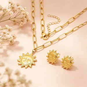Collier Pendentif Relief Soleil Et Boucles D'Oreilles Clous Pour Femmes Acier Inoxydable Plaque Or 18K Chaine Trombone Accessoire