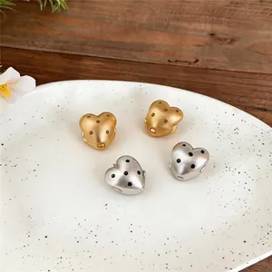 Eleganti orecchini a cerchio a forma di cuore opachi oro e argento con pois per ogni giorno