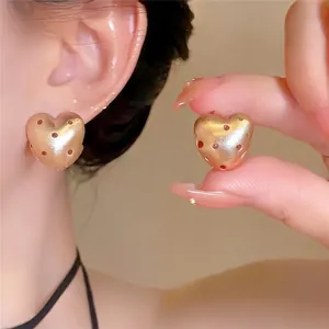Orecchini a cuore in oro opaco stile coreano con design a pois traforati per donna